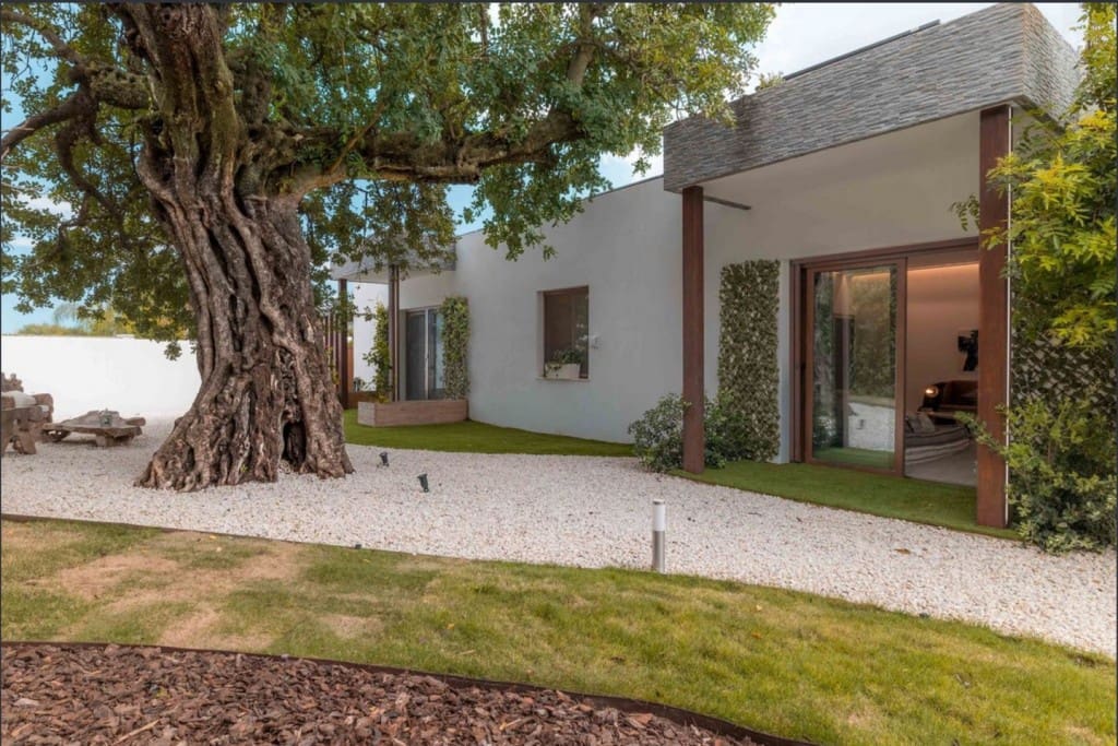 6 bedroom Villa for sale in Benahavis with pool - € 3,950,000 (Ref: 9004632)