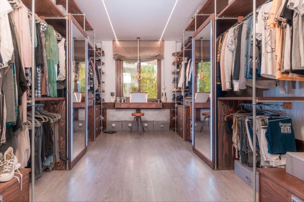 6 bedroom Villa for sale in Benahavis with pool - € 3,950,000 (Ref: 9004632)