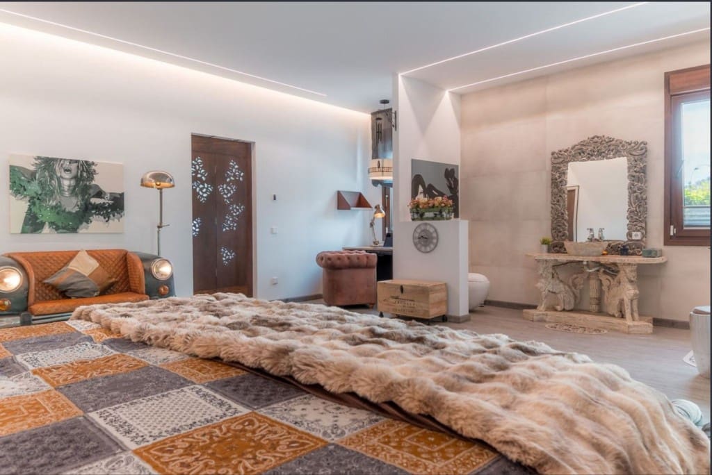 6 bedroom Villa for sale in Benahavis with pool - € 3,950,000 (Ref: 9004632)