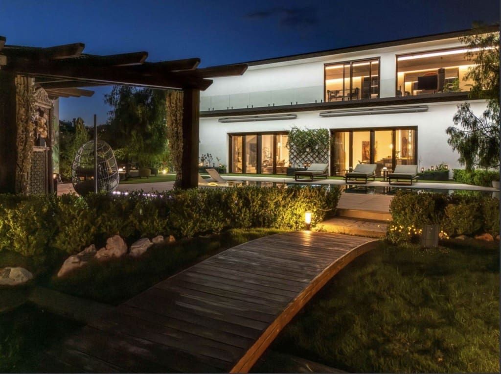 6 bedroom Villa for sale in Benahavis with pool - € 3,950,000 (Ref: 9004632)