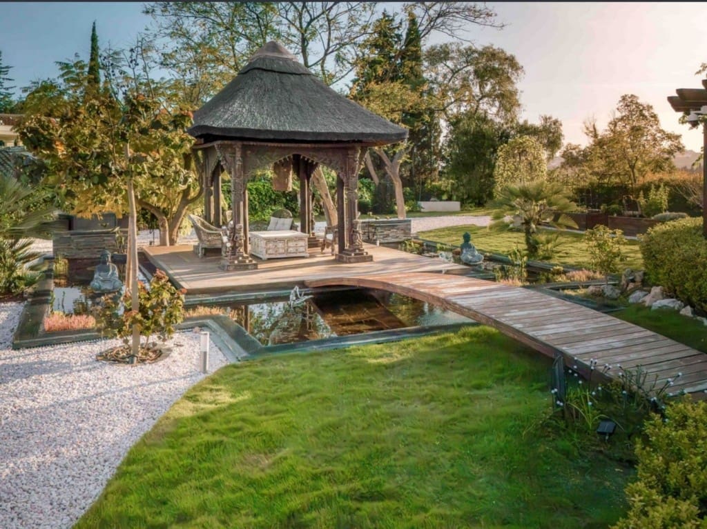 6 bedroom Villa for sale in Benahavis with pool - € 3,950,000 (Ref: 9004632)