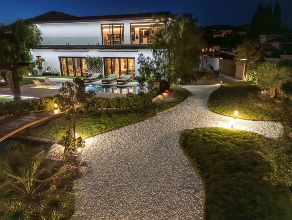 6 bedroom Villa for sale in Benahavis with pool - € 3,950,000 (Ref: 9004632)