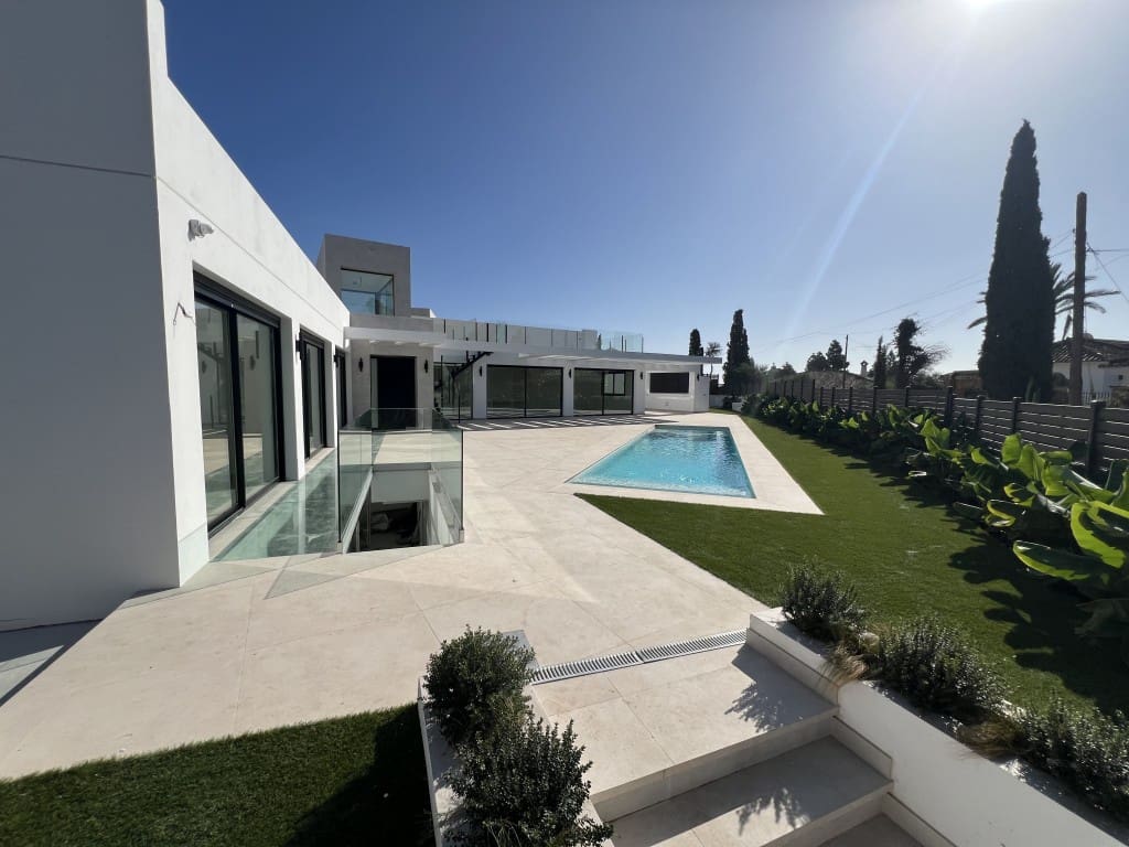 5 soverom Villa til salgs i Mijas Costa med svømmebasseng garasje - € 2 548 000 (Ref: 9106346)
