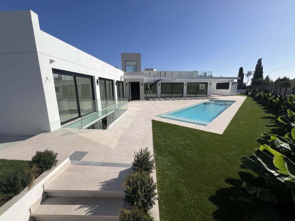 5 soverom Villa til salgs i Mijas Costa med svømmebasseng garasje - € 2 548 000 (Ref: 9106346)