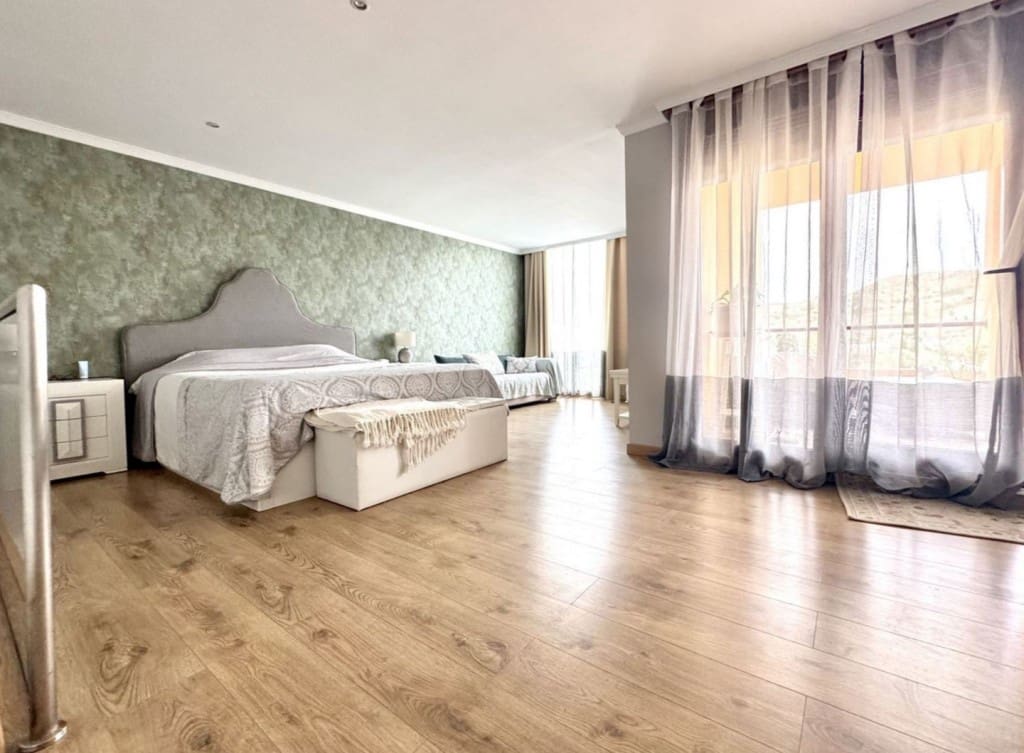 2 bedroom Penthouse for sale in Benahavis with pool garage - € 378,000 (Ref: 9129527)