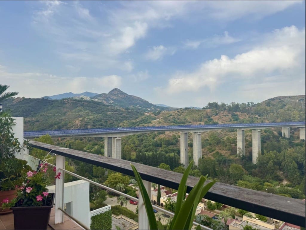 2 bedroom Penthouse for sale in Benahavis with pool garage - € 378,000 (Ref: 9129527)