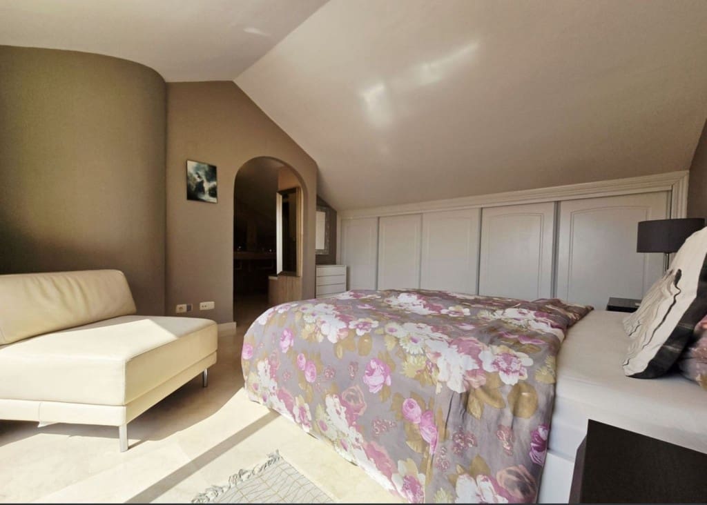 2 bedroom Penthouse for sale in Elviria with pool garage - € 419,000 (Ref: 9465140)