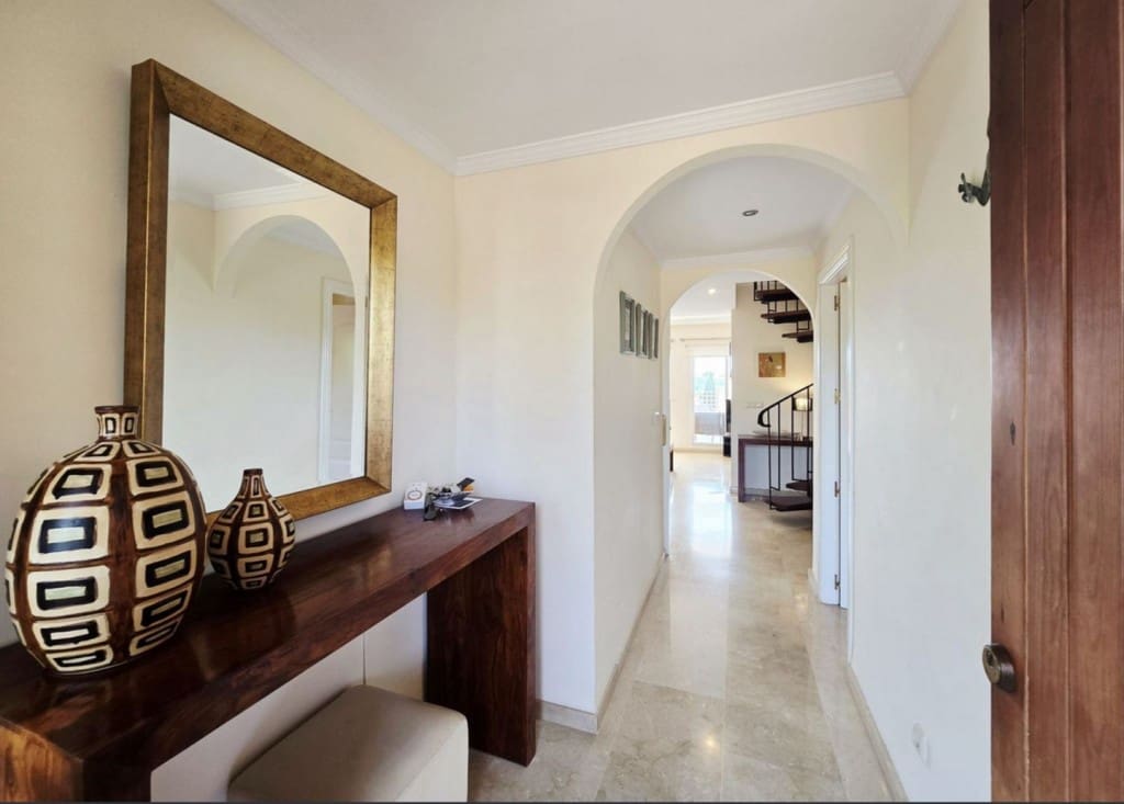 2 bedroom Penthouse for sale in Elviria with pool garage - € 419,000 (Ref: 9465140)