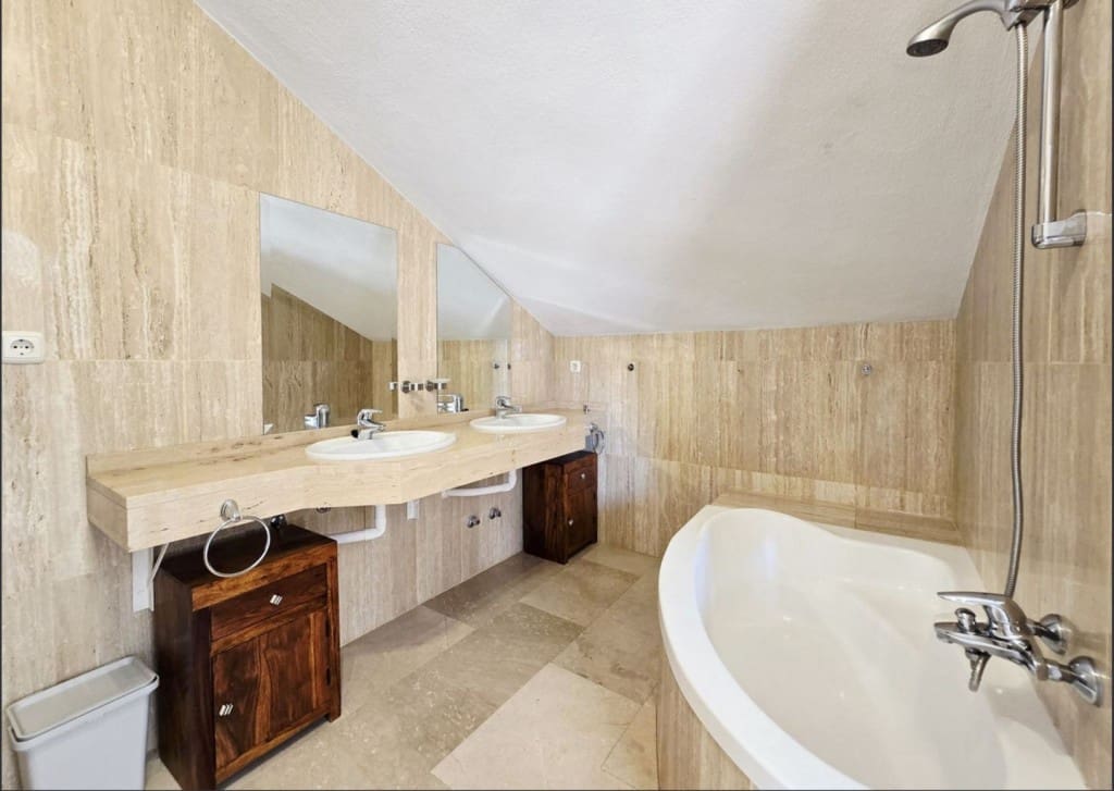 2 bedroom Penthouse for sale in Elviria with pool garage - € 419,000 (Ref: 9465140)