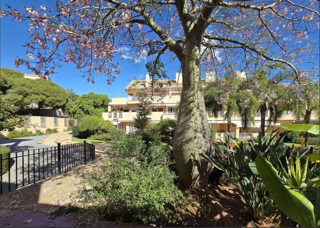 2 bedroom Penthouse for sale in Elviria with pool garage - € 419,000 (Ref: 9465140)