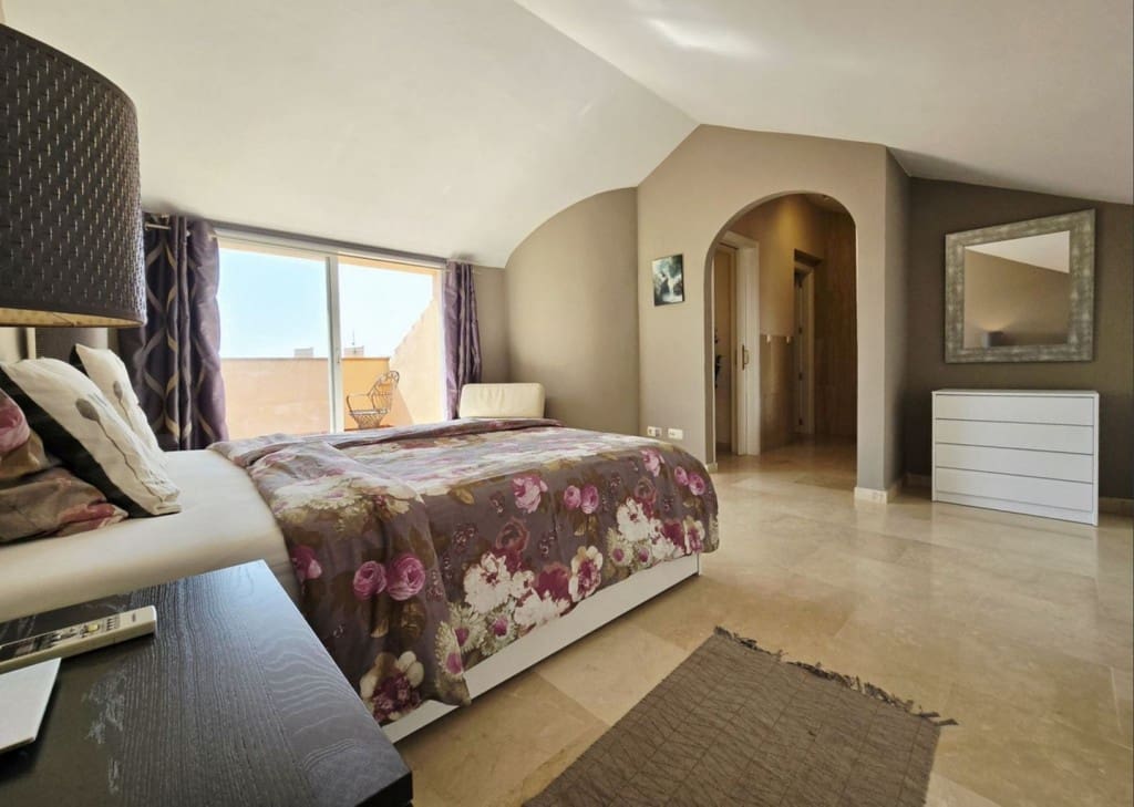 2 bedroom Penthouse for sale in Elviria with pool garage - € 419,000 (Ref: 9465140)