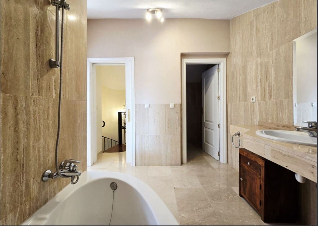 2 bedroom Penthouse for sale in Elviria with pool garage - € 419,000 (Ref: 9465140)