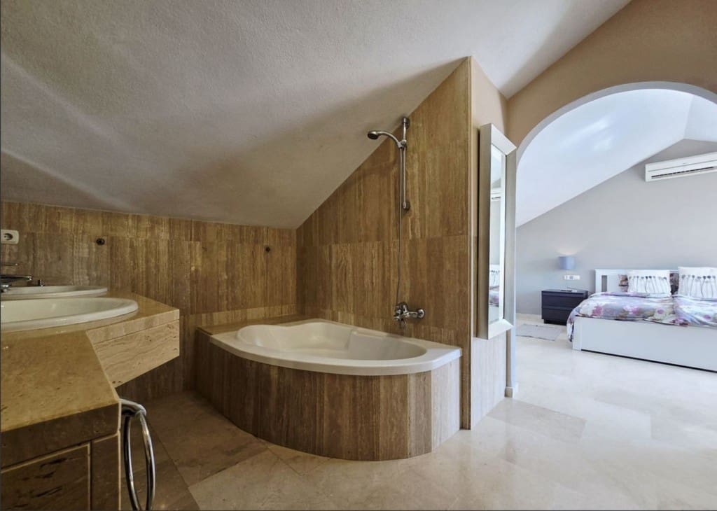 2 bedroom Penthouse for sale in Elviria with pool garage - € 419,000 (Ref: 9465140)