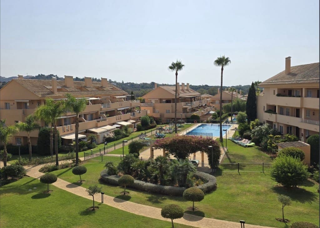 2 bedroom Penthouse for sale in Elviria with pool garage - € 419,000 (Ref: 9465140)