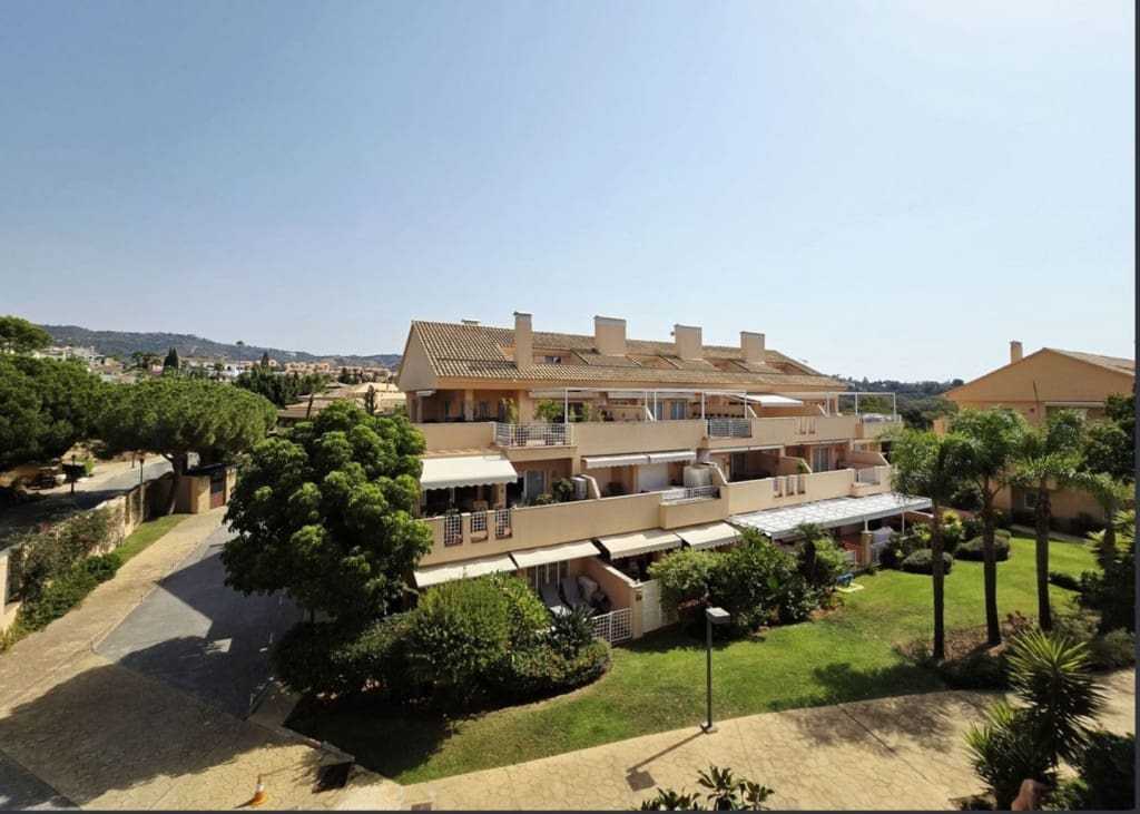 2 bedroom Penthouse for sale in Elviria with pool garage - € 419,000 (Ref: 9465140)