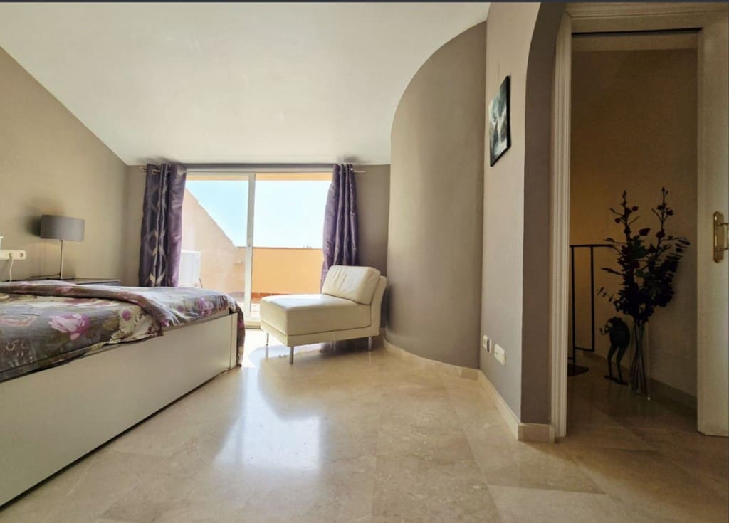2 bedroom Penthouse for sale in Elviria with pool garage - € 419,000 (Ref: 9465140)