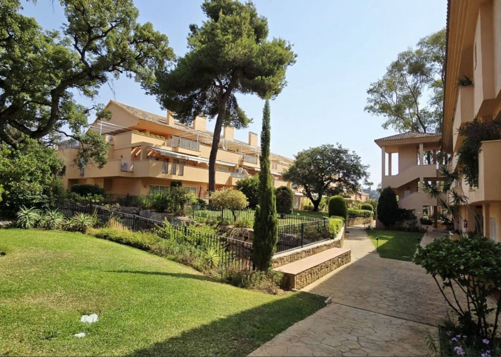 2 bedroom Penthouse for sale in Elviria with pool garage - € 419,000 (Ref: 9465140)