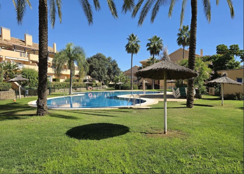 2 bedroom Penthouse for sale in Elviria with pool garage - € 419,000 (Ref: 9465140)