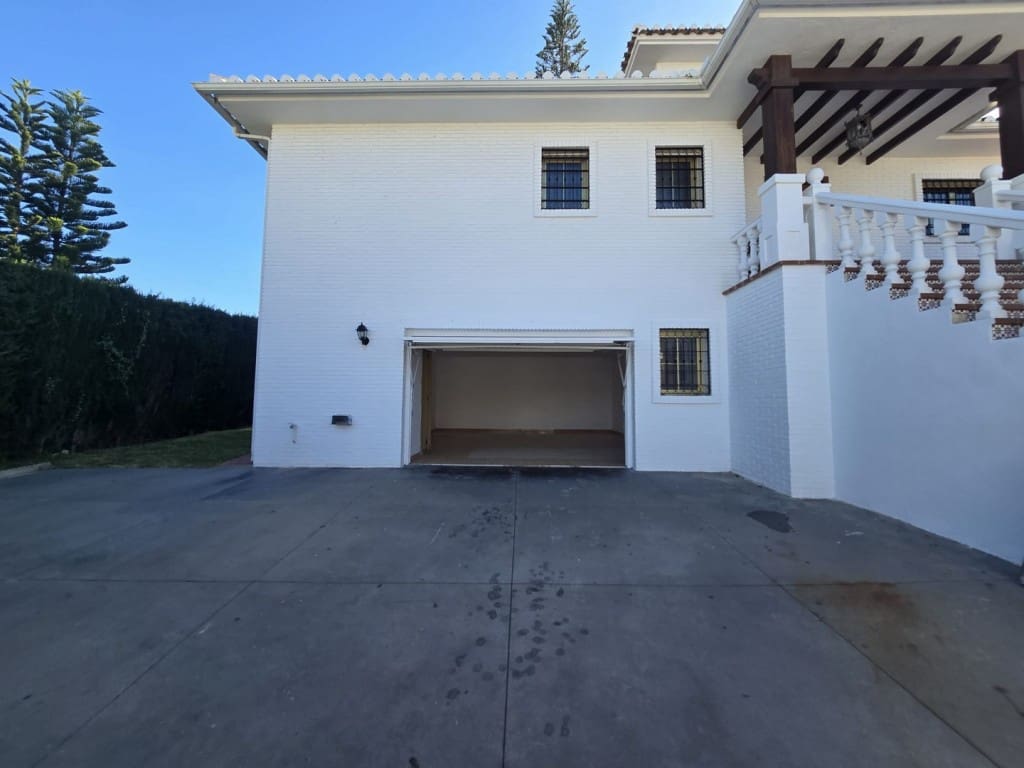 4 Zimmer Villa zu verkaufen in Mijas Costa mit Pool Garage - 895.000 € (Ref: 9468085)