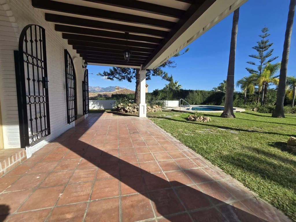 4 Zimmer Villa zu verkaufen in Mijas Costa mit Pool Garage - 895.000 € (Ref: 9468085)