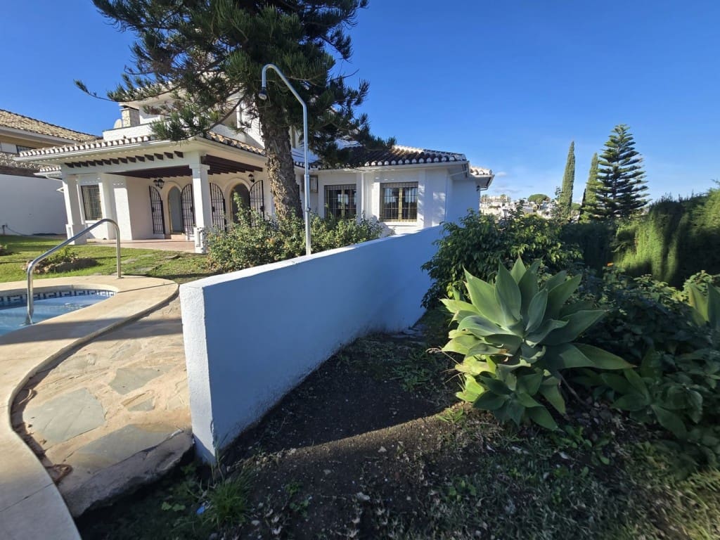 4 Zimmer Villa zu verkaufen in Mijas Costa mit Pool Garage - 895.000 € (Ref: 9468085)