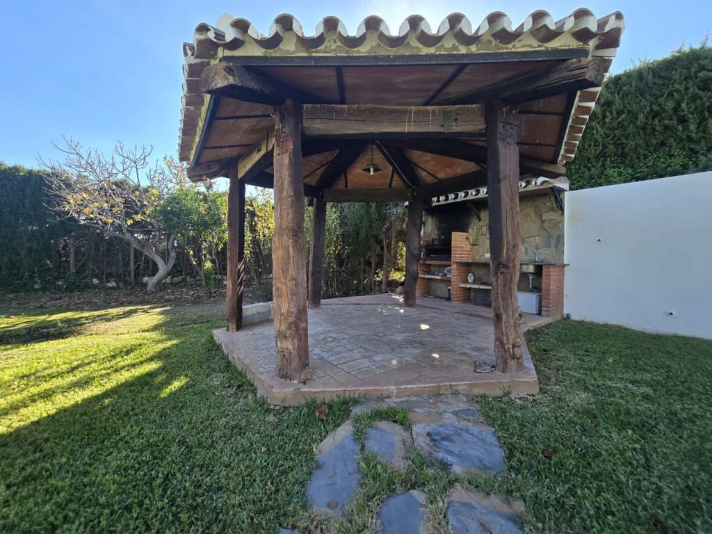 4 Zimmer Villa zu verkaufen in Mijas Costa mit Pool Garage - 895.000 € (Ref: 9468085)