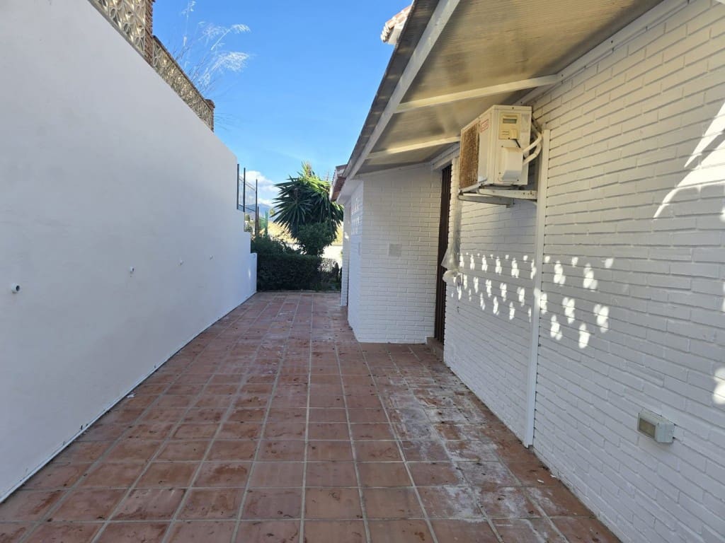 4 Zimmer Villa zu verkaufen in Mijas Costa mit Pool Garage - 895.000 € (Ref: 9468085)