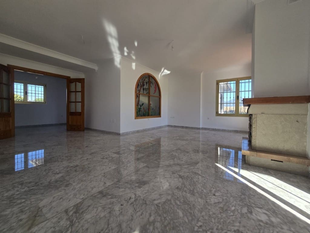 4 Zimmer Villa zu verkaufen in Mijas Costa mit Pool Garage - 895.000 € (Ref: 9468085)