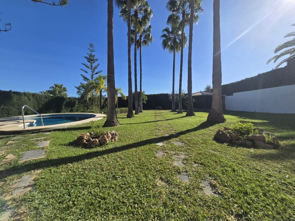 4 Zimmer Villa zu verkaufen in Mijas Costa mit Pool Garage - 895.000 € (Ref: 9468085)