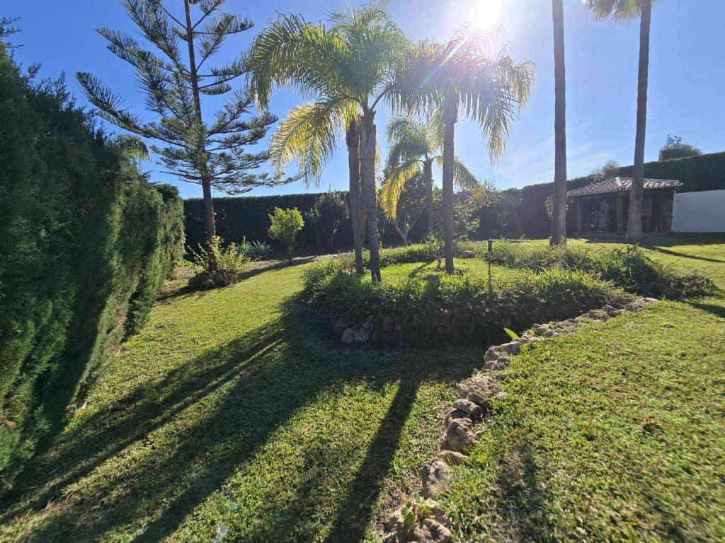 4 Zimmer Villa zu verkaufen in Mijas Costa mit Pool Garage - 895.000 € (Ref: 9468085)