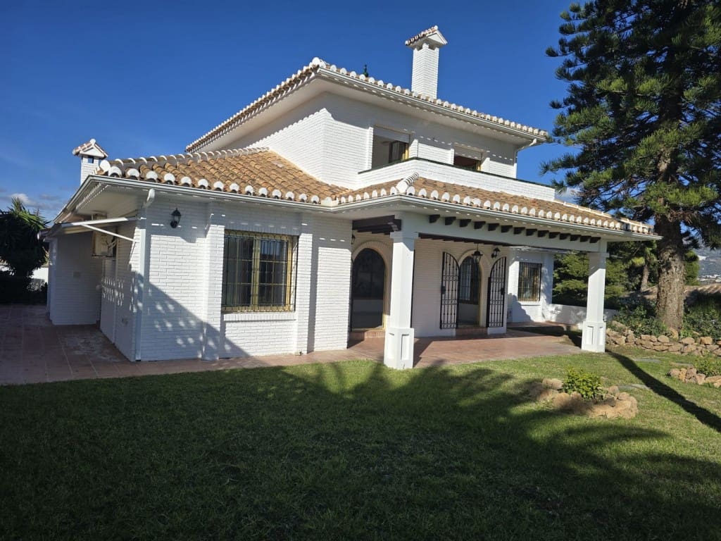 4 Zimmer Villa zu verkaufen in Mijas Costa mit Pool Garage - 895.000 € (Ref: 9468085)