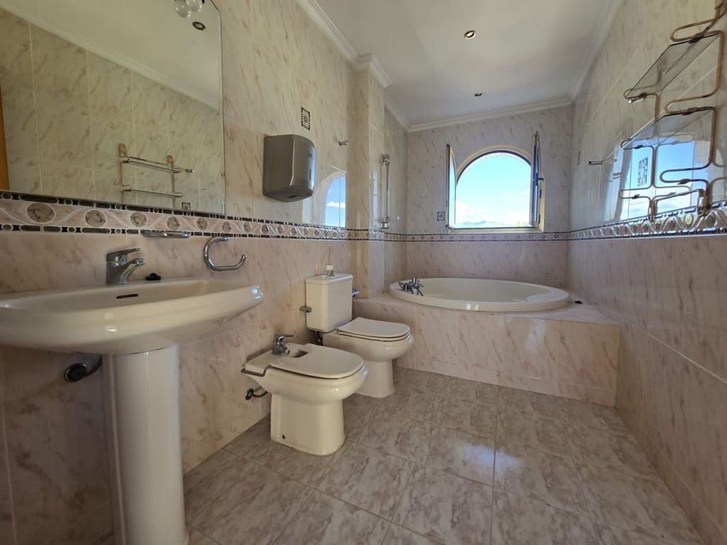 4 Zimmer Villa zu verkaufen in Mijas Costa mit Pool Garage - 895.000 € (Ref: 9468085)