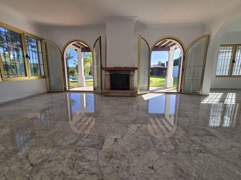 4 Zimmer Villa zu verkaufen in Mijas Costa mit Pool Garage - 895.000 € (Ref: 9468085)