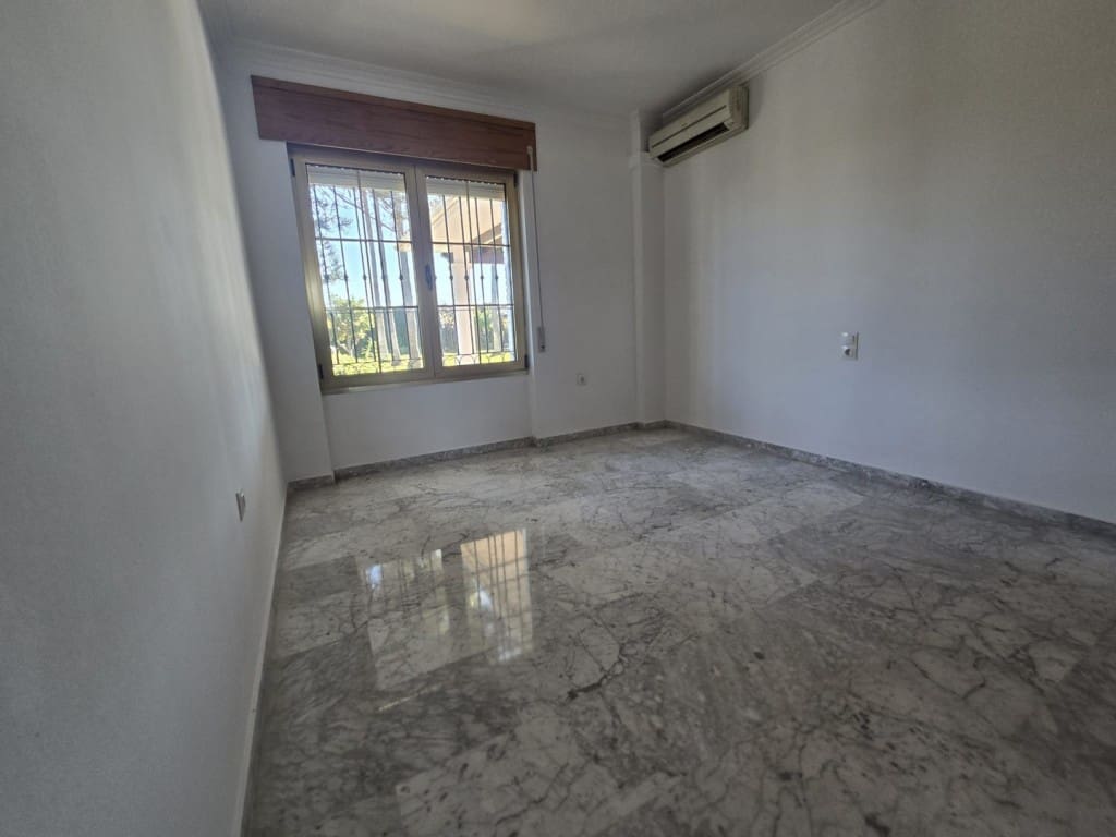 4 Zimmer Villa zu verkaufen in Mijas Costa mit Pool Garage - 895.000 € (Ref: 9468085)