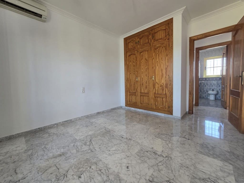 4 Zimmer Villa zu verkaufen in Mijas Costa mit Pool Garage - 895.000 € (Ref: 9468085)