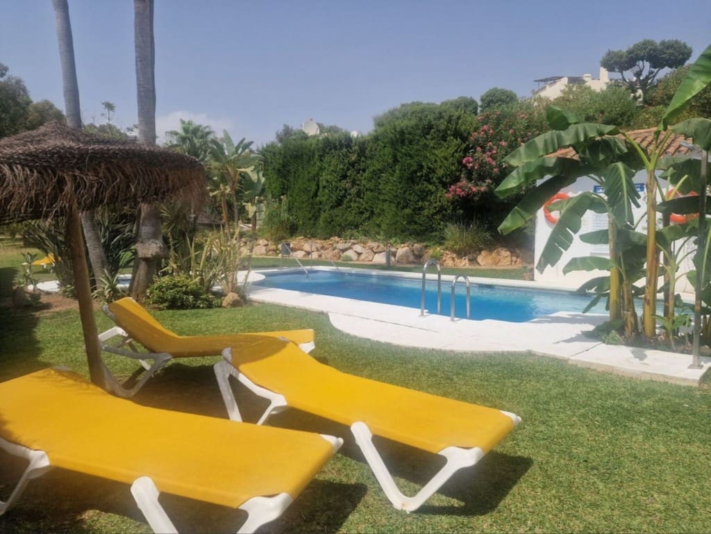 2 bedroom Apartment for sale in Calahonda with pool garage - € 349,950 (Ref: 9468086)