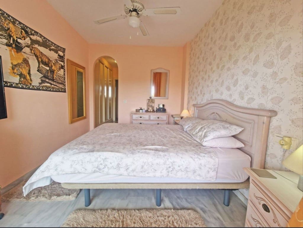 2 bedroom Apartment for sale in Calahonda with pool garage - € 349,950 (Ref: 9468086)