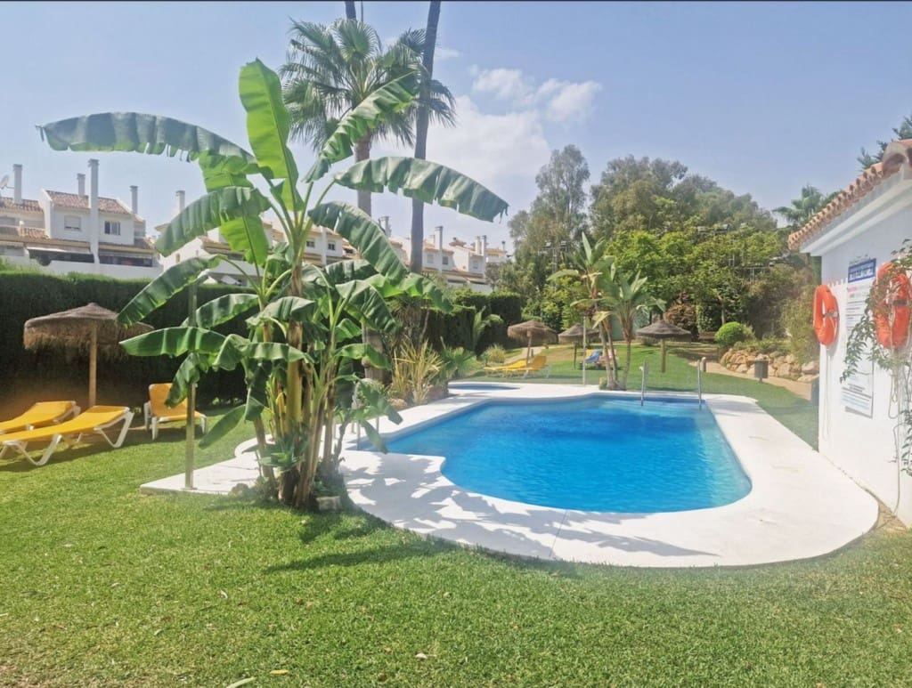 2 bedroom Apartment for sale in Calahonda with pool garage - € 349,950 (Ref: 9468086)