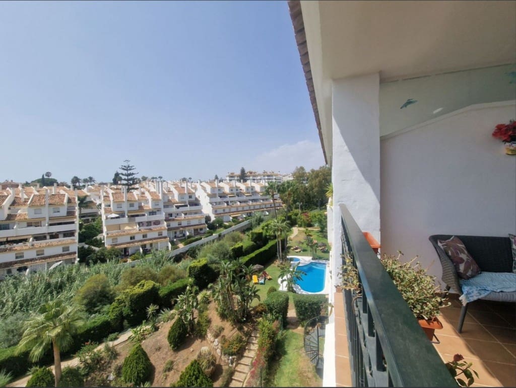 2 bedroom Apartment for sale in Calahonda with pool garage - € 349,950 (Ref: 9468086)