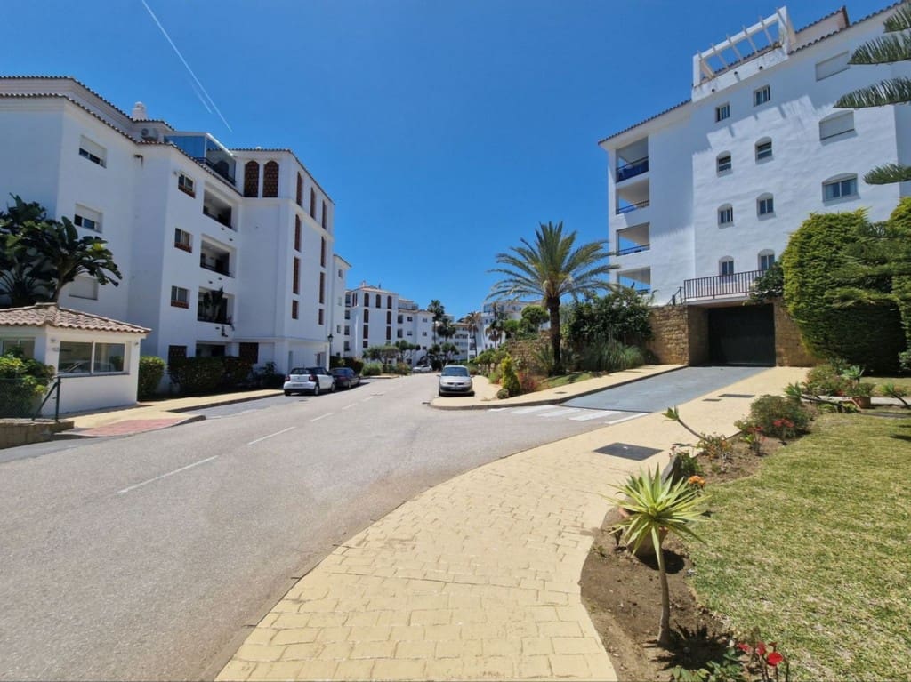 2 bedroom Apartment for sale in Calahonda with pool garage - € 349,950 (Ref: 9468086)
