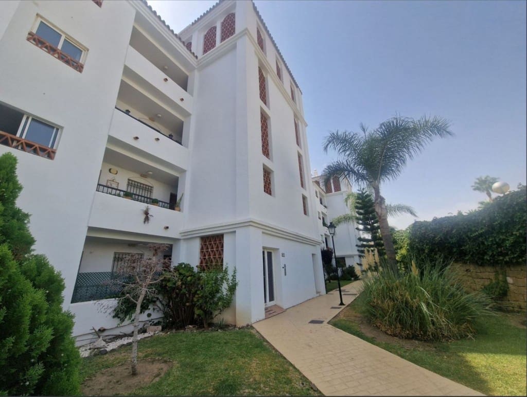 2 bedroom Apartment for sale in Calahonda with pool garage - € 349,950 (Ref: 9468086)