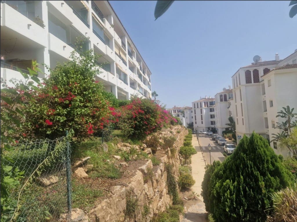 2 bedroom Apartment for sale in Calahonda with pool garage - € 349,950 (Ref: 9468086)