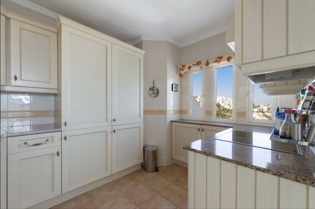 2 bedroom Penthouse for sale in Calahonda with pool - € 340,000 (Ref: 9511963)