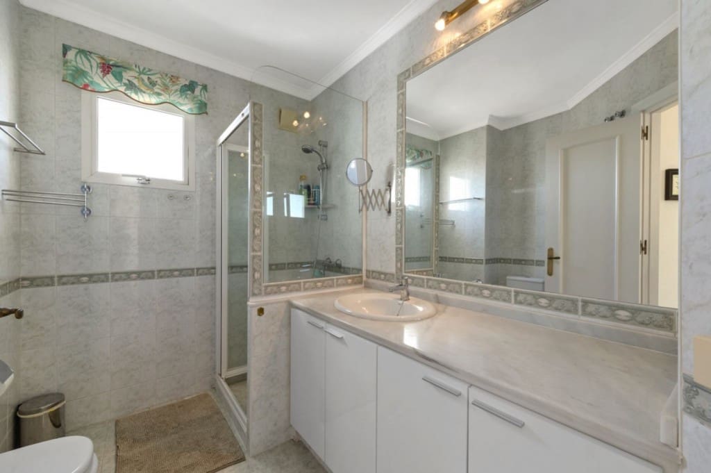 2 bedroom Penthouse for sale in Calahonda with pool - € 340,000 (Ref: 9511963)