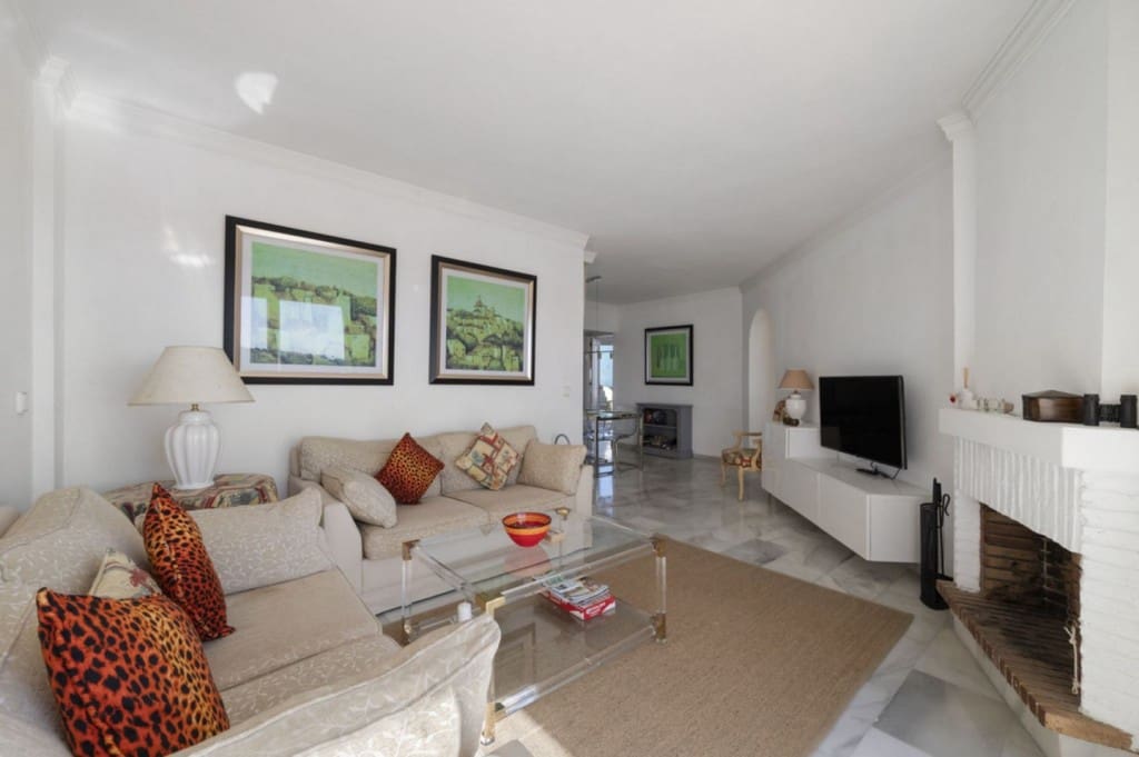 2 bedroom Penthouse for sale in Calahonda with pool - € 340,000 (Ref: 9511963)