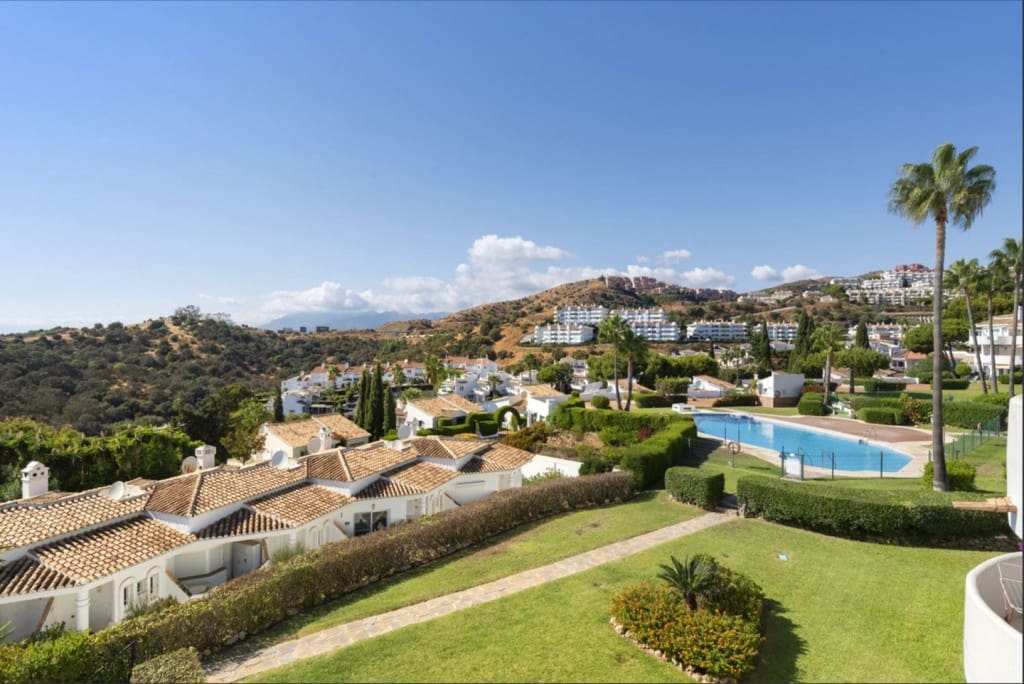 2 bedroom Penthouse for sale in Calahonda with pool - € 340,000 (Ref: 9511963)