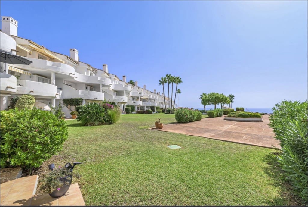 2 bedroom Penthouse for sale in Calahonda with pool - € 340,000 (Ref: 9511963)