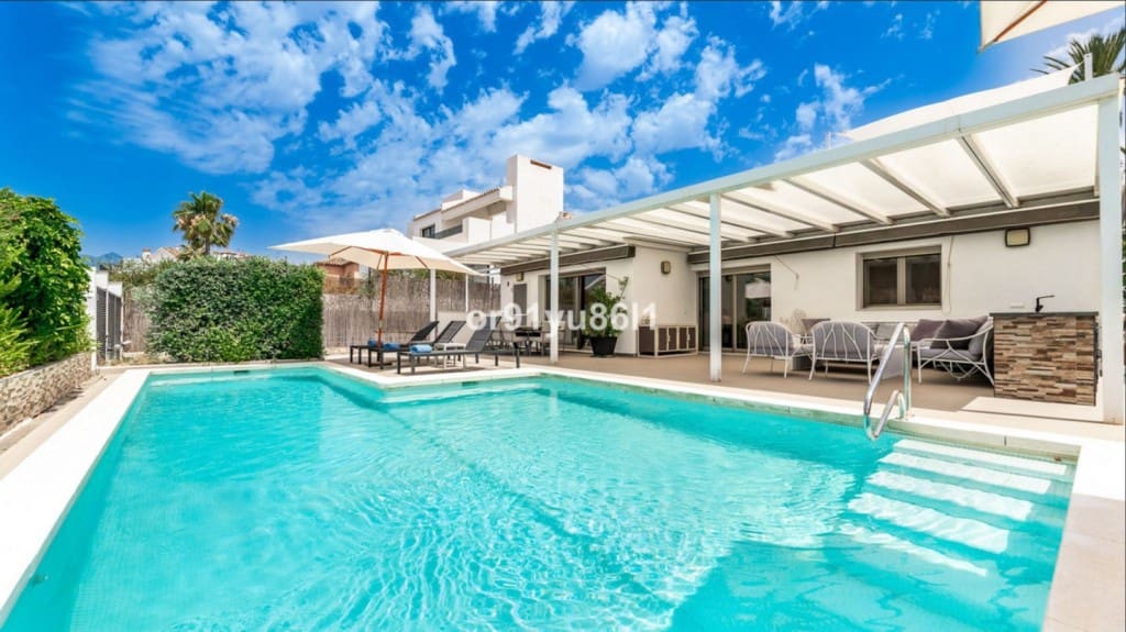3 bedroom Villa for sale in Las Chapas with pool garage - € 1,749,000 (Ref: 9518409)