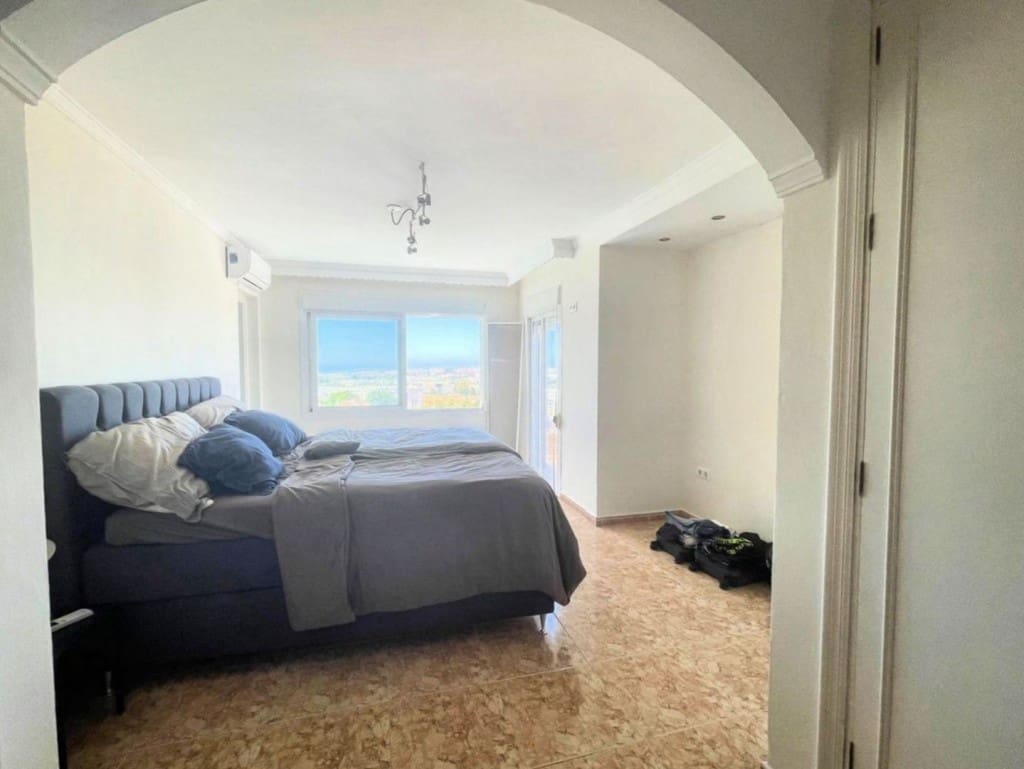 3 makuuhuone Huvila myytävänä paikassa Nueva Andalucia mukana uima-altaan - 1 050 000 € (Ref: 9526058)