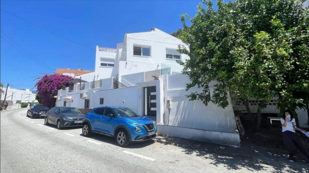 3 makuuhuone Huvila myytävänä paikassa Nueva Andalucia mukana uima-altaan - 1 050 000 € (Ref: 9526058)
